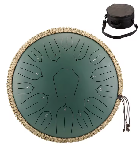 Tongue drum mandala posé sur une table en bois, vue de trois quarts