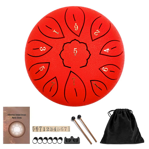 Tongue drum nomade rouge joué aux baguettes en voyage