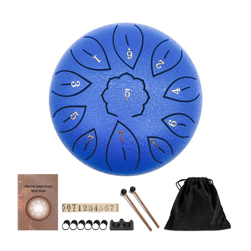 Tongue drum nomade bleu glissé dans un sac à dos