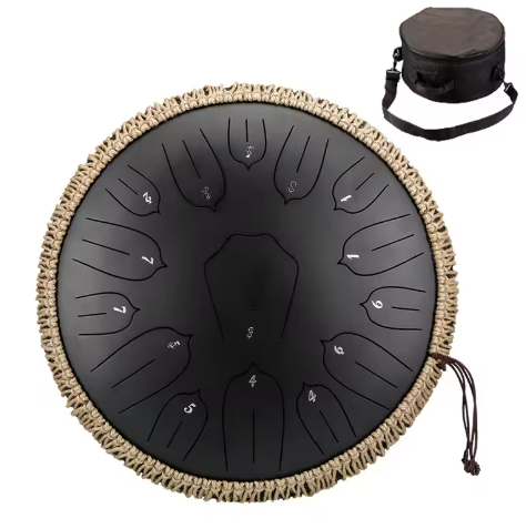 Mains jouant un tongue drum mandala gravé