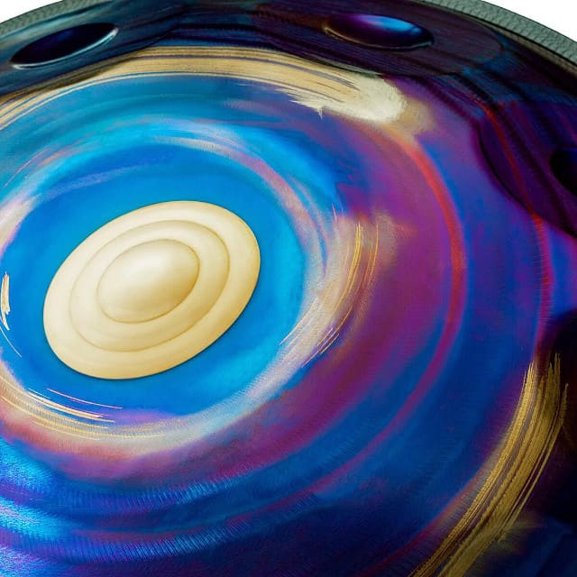 Détail de la finition bleue et des notes du handpan signature