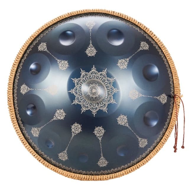 Handpan céleste doré posé sur un tapis de lin