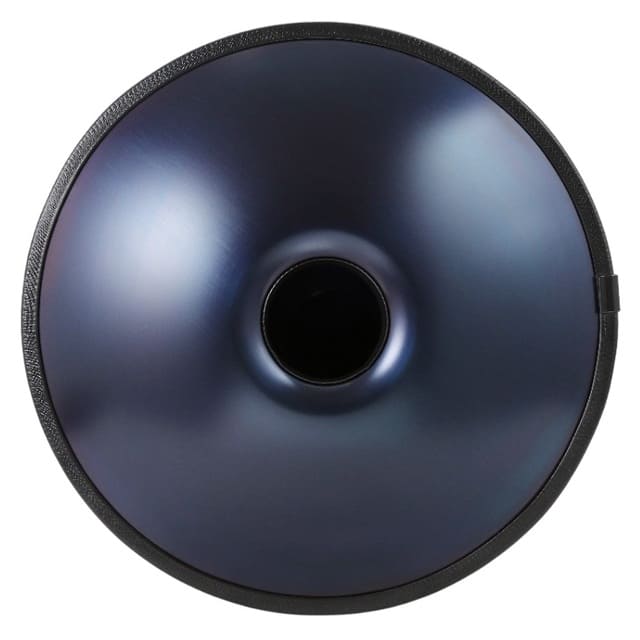 Handpan céleste noir joué à deux mains sur les genoux