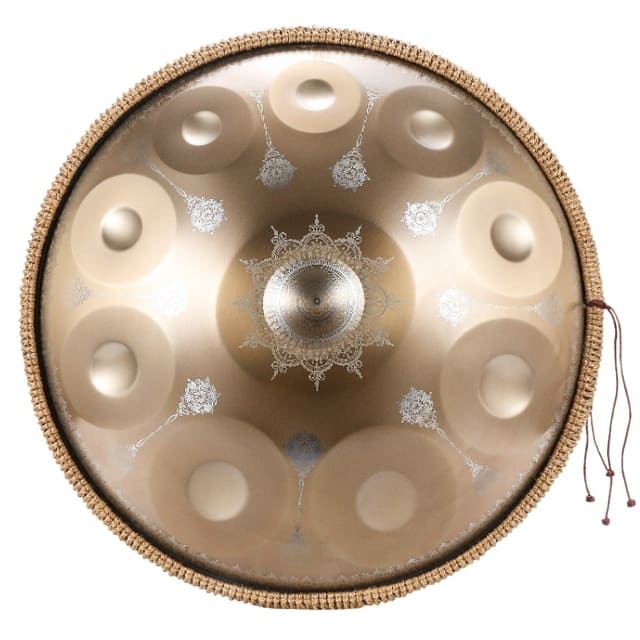 Handpan céleste bleu tenu dans les mains, vue de trois quarts