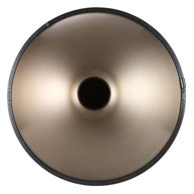 Mains effleurant les notes du handpan céleste 432 Hz