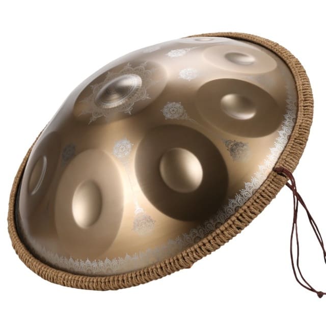 Handpan céleste doré dans un salon aux tons clairs
