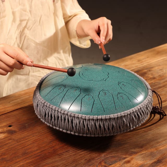 Tongue drum 35 cm sur une table basse dans un salon