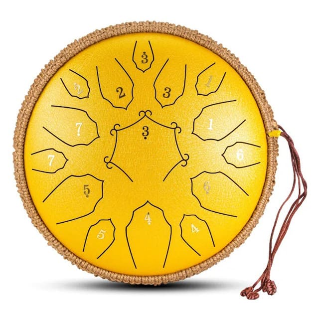 Tongue drum 30 cm joué aux baguettes dans une pièce claire