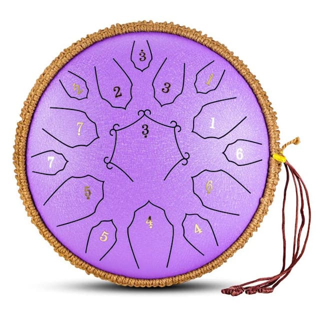 Baguettes en bois posées sur un tongue drum de 30 cm