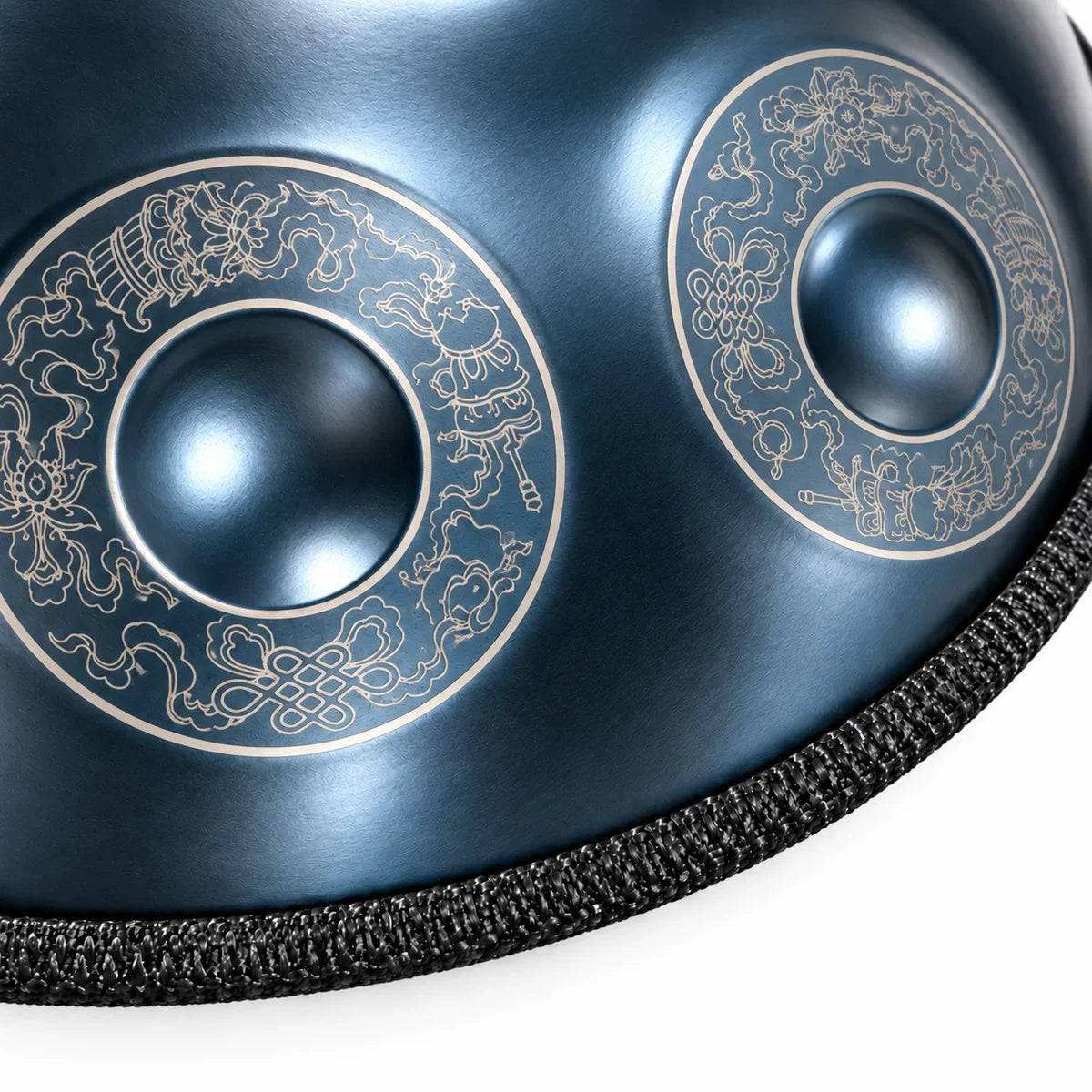 Handpan ré mineur kurd posé près d'une fenêtre