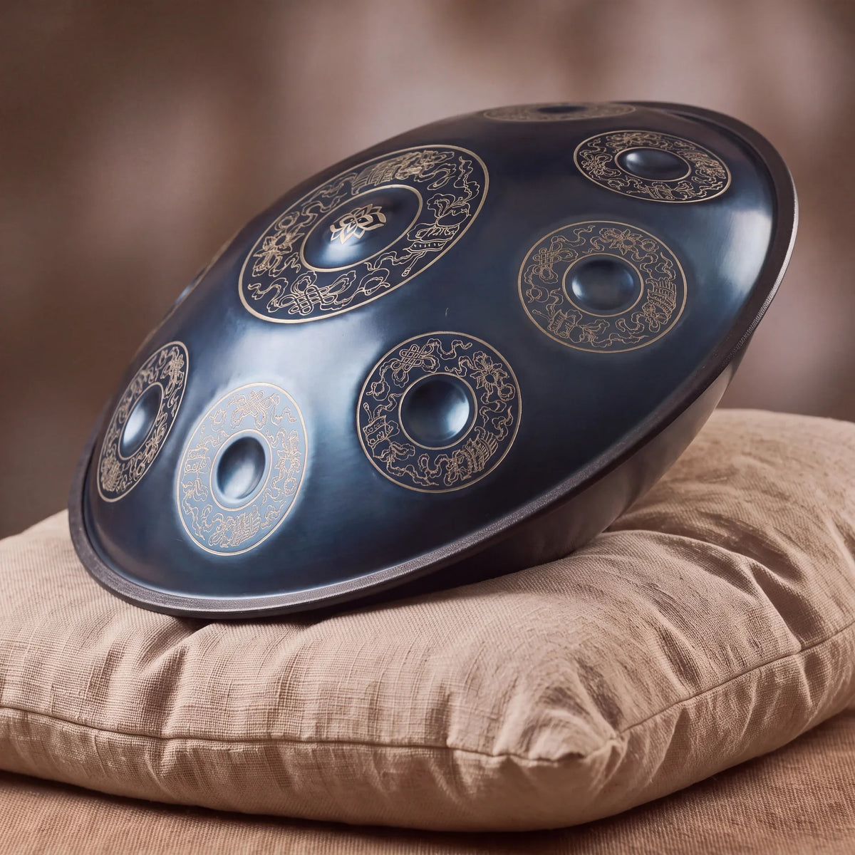 Handpan Brume 9 notes en 432 Hz sur tapis de lin