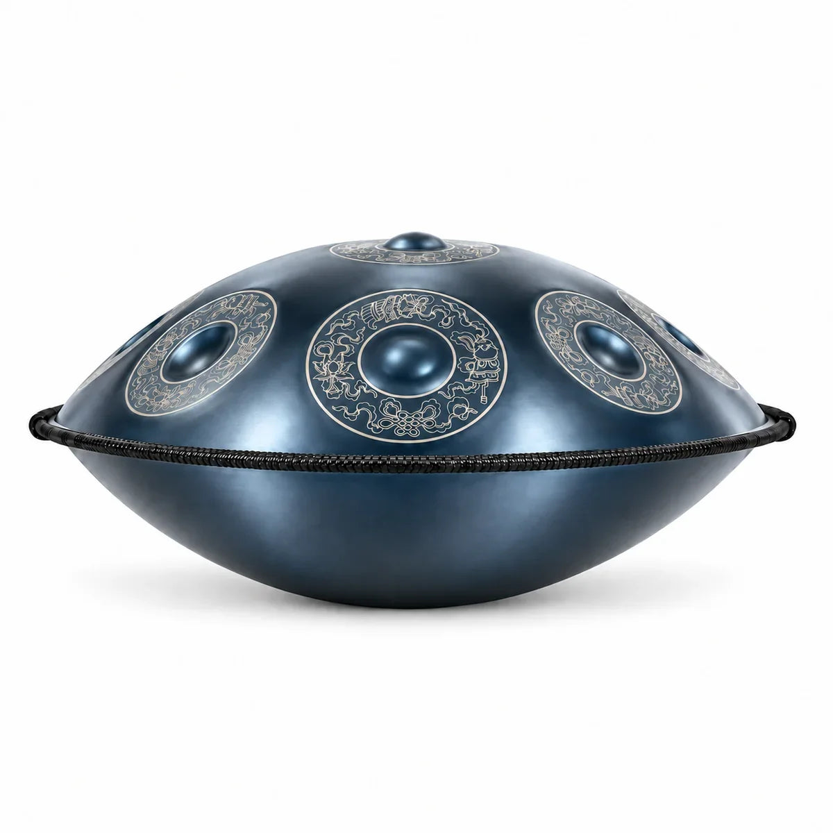 Mains jouant le handpan ré mineur kurd